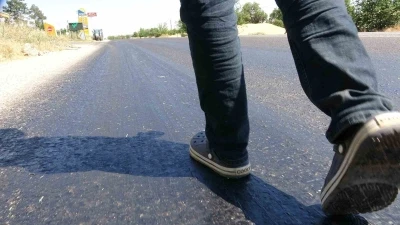 Adıyaman&rsquo;da sıcak hava asfaltı eritti
