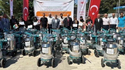 Adıyaman&rsquo;da s&uuml;t sağım makineleri &uuml;reticilere dağıtıldı
