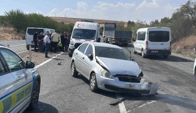 Adıyaman’da U dönüşü yapmak isteyen otomobile araçlar çarptı: 3 yaralı

