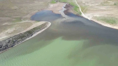 Adıyaman&rsquo;ın kanalizasyon atığı Atat&uuml;rk Barajı&rsquo;nı siyaha b&uuml;r&uuml;d&uuml;
