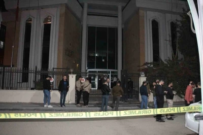 Adliye çıkışında silahlı saldırıya uğrayan 2 kişi ağır yaralandı
