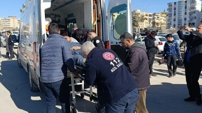 Adliye &ouml;n&uuml;nde boşanma kavgası: 2 yaralı