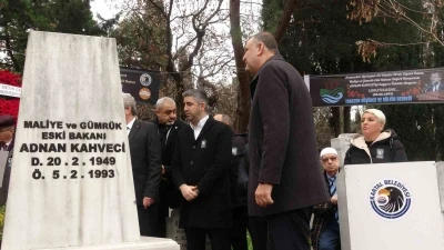 Adnan Kahveci &ouml;l&uuml;m&uuml;n&uuml;n 33&rsquo;&uuml;nc&uuml; yılında kabri başında anıldı
