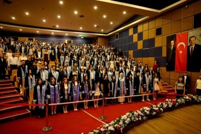 AD&Uuml; İletişim Fak&uuml;ltesi mezunlarını t&ouml;renle uğurladı
