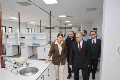 AD&Uuml; Rekt&ouml;r&uuml; Kent, araştırma laboratuvarını inceledi
