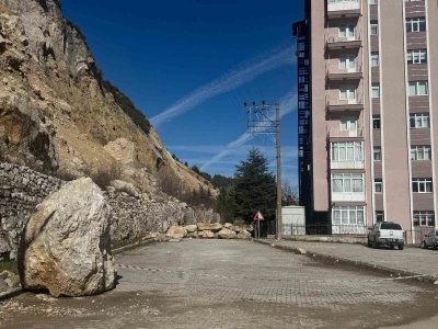 AFAD&rsquo;dan Eğirdir&rsquo;de kaya d&uuml;şmesi sonrası heyelan incelemesi
