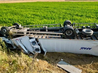 AFAD&rsquo;ın beyaz eşya y&uuml;kl&uuml; tırı devrildi: 2 yaralı
