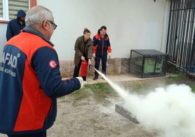 AFAD &ouml;nce eğitim veriyor, sonra tatbikat yapıyor
