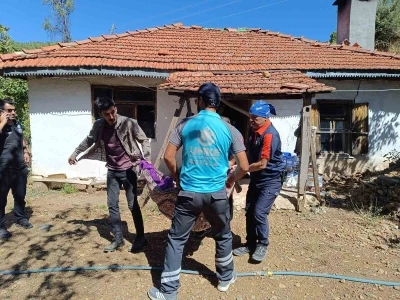 AFAD ve UMKE ekipleri yaşlı vatandaşları tahliye etti
