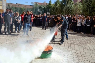 Afet Risklerinin Azaltılması Gününde öğrencilere uygulamalı eğitim
