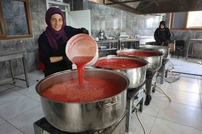 Afetzede kadınların ürettiği domates salçası aile ekonomisine katkı sağlıyor
