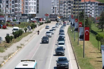 Afyonkarahisar-Antalya yolunda tatilcilerin d&ouml;n&uuml;ş yoğunluğu s&uuml;r&uuml;yor
