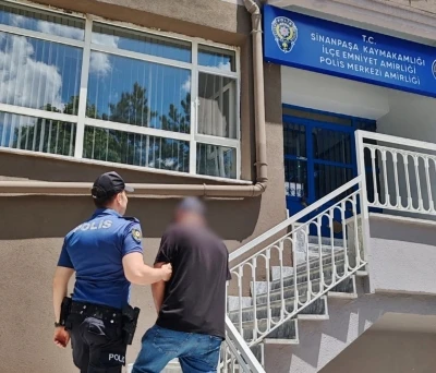 Afyonkarahisar&rsquo;da aranan şahıs polisten ka&ccedil;amadı
