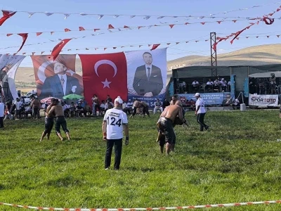 Afyonkarahisar&rsquo;da ata sporu coşkusu: Pehlivanlar er meydanına &ccedil;ıktı

