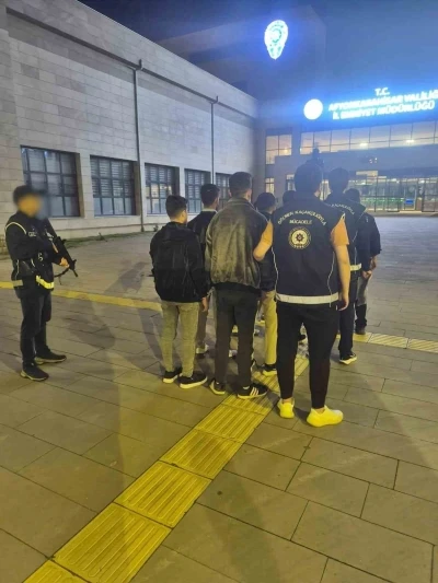 Afyonkarahisar&rsquo;da g&ouml;&ccedil;men ka&ccedil;ak&ccedil;ılığı operasyonunda 8 d&uuml;zensiz g&ouml;&ccedil;men yakalandı
