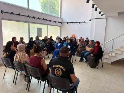 Afyonkarahisar&rsquo;da kadın kursiyerlere KADES ve Ş&Ouml;NİM bilgilendirmesi
