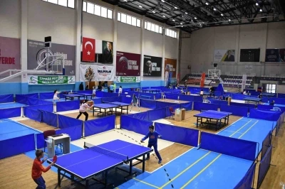 Afyonkarahisar&rsquo;da masa tenisinde şampiyonlar belli oldu
