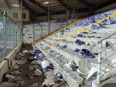 Afyonkarahisar’da olaylı maç, binlerce koltuğu söküp sahaya attılar
