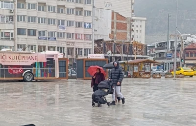 Afyonkarahisar yeni g&uuml;ne yağışlı hava ile başladı
