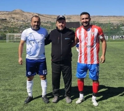 Ağabey - kardeş yeşil sahada rakip oldu
