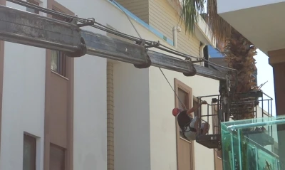 Ağaç budanması için kiralanan vinç yan yattı
