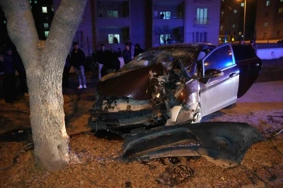 Ağaca &ccedil;arpan otomobil hurdaya d&ouml;nd&uuml;: 3 yaralı
