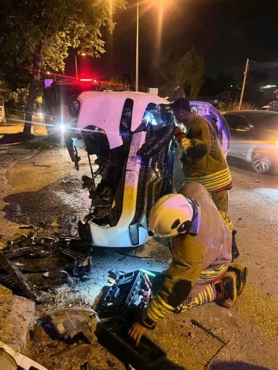Ağaca &ccedil;arparak yan yatan otomobildeki 2 kişi yaralandı
