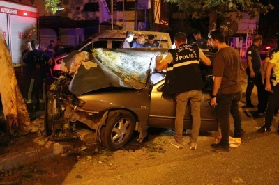 Ağaca ok gibi saplanan otomobilde 2 kişi öldü, sürücü ağır yaralandı
