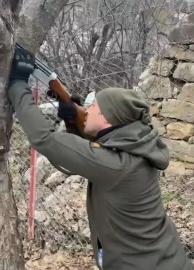 Ağaca takılan dronu t&uuml;fekle dala ateş ederek kurtardılar
