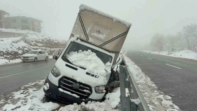 Ağa&ccedil;lar devrildi yol kapandı, ara&ccedil;lar kayıp kaza yaptı
