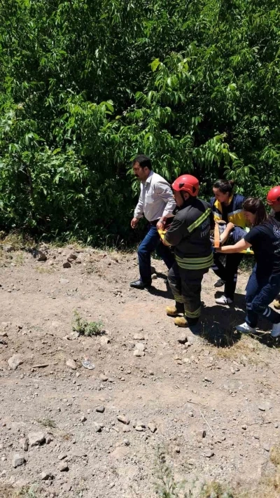 Ağa&ccedil;tan su kanalına d&uuml;şen şahıs yaralandı

