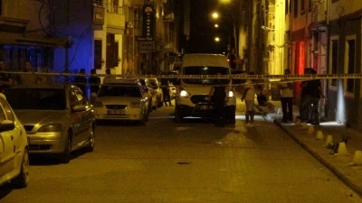 Ağır hasarlı binanın &ccedil;atısından d&uuml;şen kişi hayatını kaybetti
