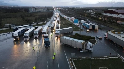 Ağır tonajlı ara&ccedil;lara ge&ccedil;it yok: Yol kar nedeniyle kapandı
