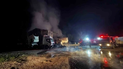 Ağır vasıta servisinde yangın &ccedil;ıktı: 2 &ccedil;ekici, 1 kamyon zarar g&ouml;rd&uuml;
