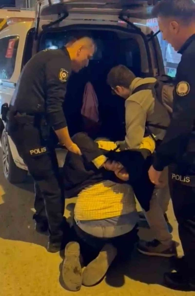 Agresif tavırları nedeniyle kendisine müdahale etmek isteyen polislere saldırdı
