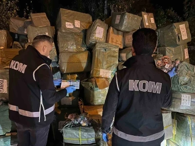 Ağrı’da 40 milyon liralık kaçak oyuncak ve kalem ele geçirildi
