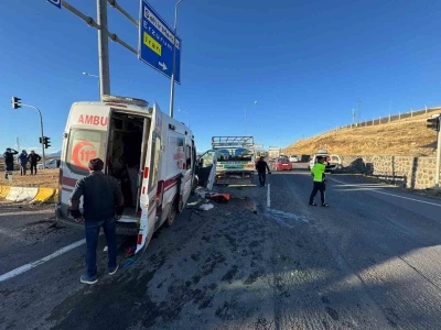 Ağrı’da ambulans kamyonetle çarpıştı: 2’si ağır 7 yaralı
