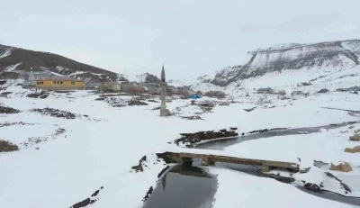 Ağrı&rsquo;da barajdan &ccedil;ıkan tarihi minare kış manzarasıyla b&uuml;y&uuml;ledi
