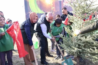 Ağrı’da binlerce fidan toprakla buluştu
