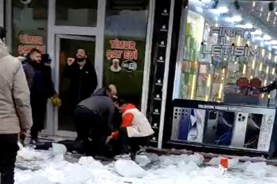 Ağrı&rsquo;da &ccedil;atıdan d&uuml;şen kar ve buz k&uuml;tlesi 1 kişiyi yaraladı
