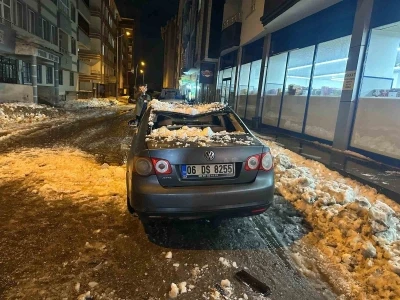 Ağrı&rsquo;da &ccedil;atıdan d&uuml;şen kar ve buz k&uuml;tlesi araca zarar verdi
