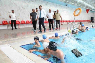 Ağrı&rsquo;da &ccedil;ocuklar "Y&uuml;zme Bilmeyen Kalmasın" projesiyle havuzla buluşuyor
