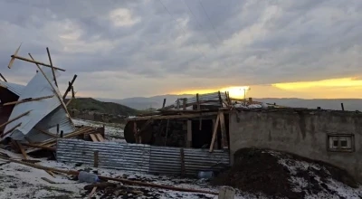 Ağrı&rsquo;da dolu ve şiddetli r&uuml;zgar bir evin &ccedil;atısını u&ccedil;urdu
