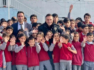 Ağrı&rsquo;da emniyet personelinden minik y&uuml;reklere kışlık bot
