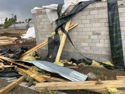 Ağrı’da fırtına çatıları uçurdu: 74 yapı zarar gördü
