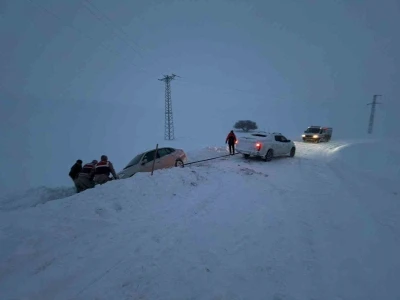 Ağrı&rsquo;da kar ve fırtınada mahsur kalan vatandaşları ekipler kurtardı

