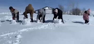 Ağrı&rsquo;da kar yağdı, &ccedil;ocuklar doyasıya eğlendi
