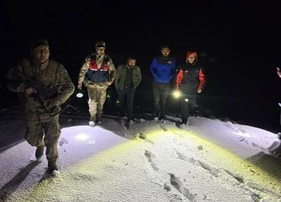 Ağrı’da karda mahsur kalan 2 kişi kurtarıldı
