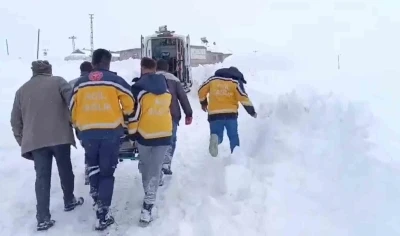 Ağrı&rsquo;da karla kapanan k&ouml;yde 4 saatlik m&uuml;cadele, hastaya hayat yolu a&ccedil;tı
