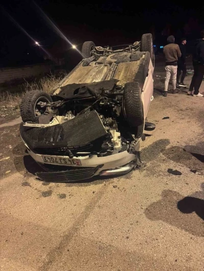 Ağrı’da kazada kaldırıma çarpan araç takla attı: 2 yaralı
